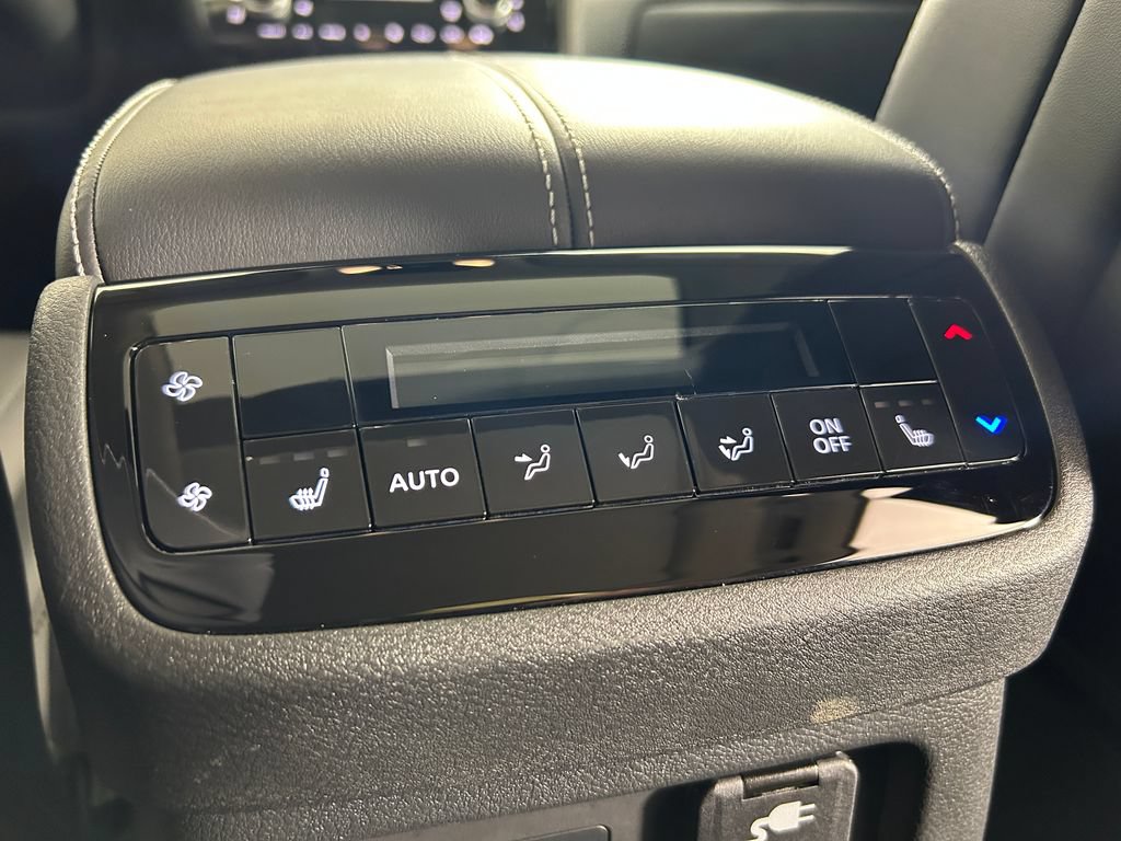 Used 2023 INFINITI QX60 Sensory w/ Vision Package AWD/4WD image 16