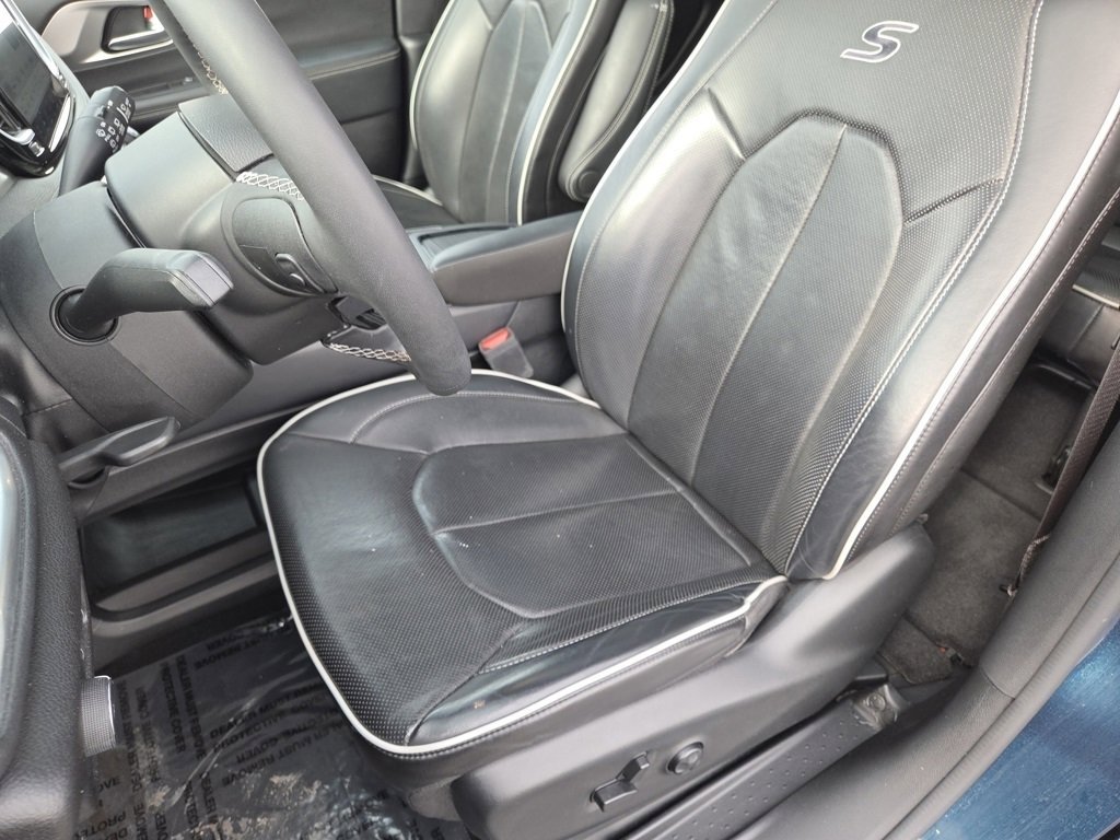Used 2023 Chrysler Pacifica Limited w/ Uconnect Theater Family Group image 5