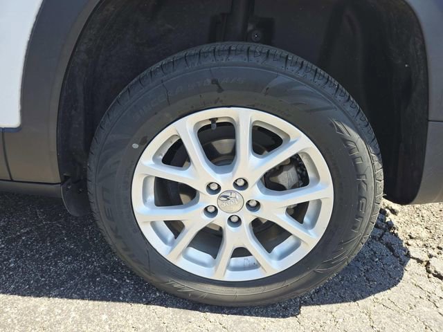 Used 2016 Jeep Cherokee Latitude FWD image 12