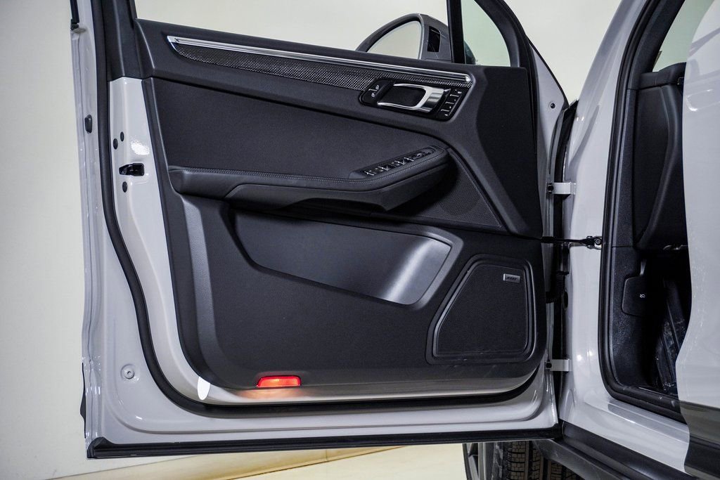 New 2026 Porsche Macan Turbo image 25