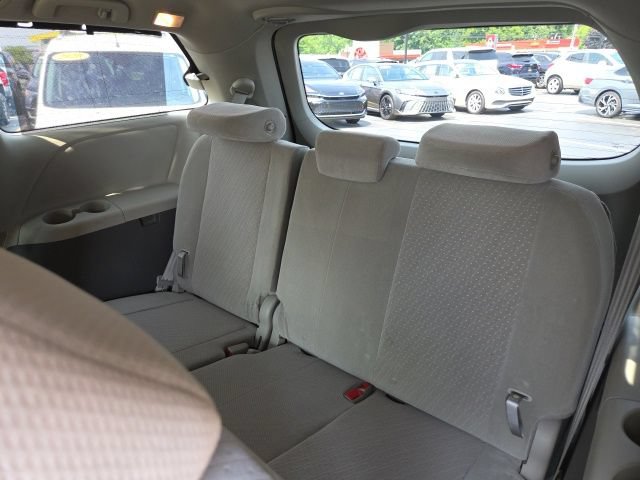 Used 2019 Toyota Sienna LE w/ LE Preferred Package FWD image 13
