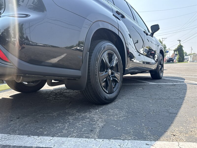 Used 2024 Toyota Highlander LE AWD/4WD image 5
