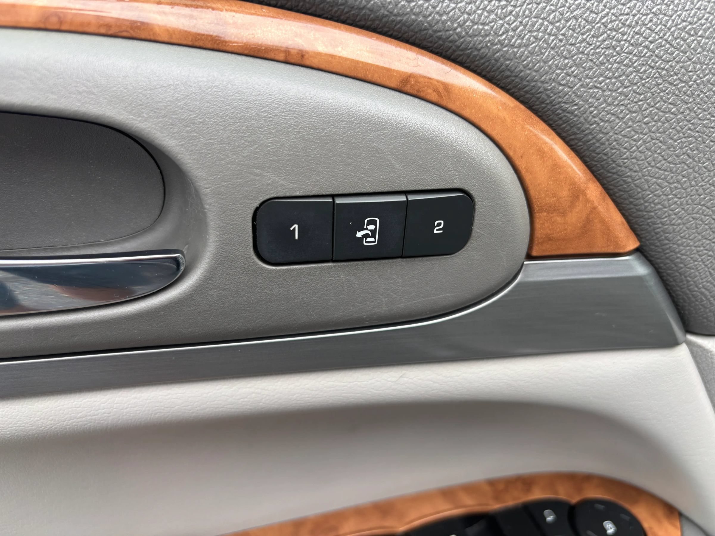 Used 2012 Buick Enclave Leather AWD/4WD image 18