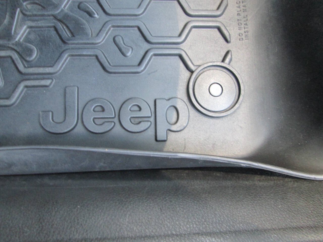 Used 2015 Jeep Renegade Latitude AWD/4WD image 16