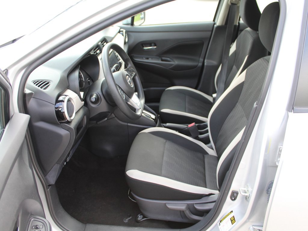 Used 2022 Nissan Versa SV image 4