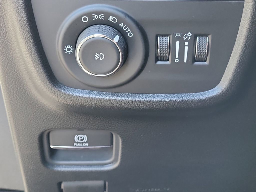 Used 2025 Jeep Grand Cherokee Limited w/ Luxury Tech Group II image 30