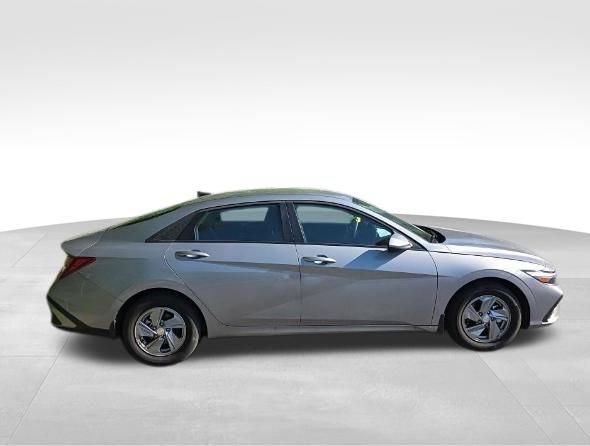 Used 2025 Hyundai Elantra SE FWD image 10