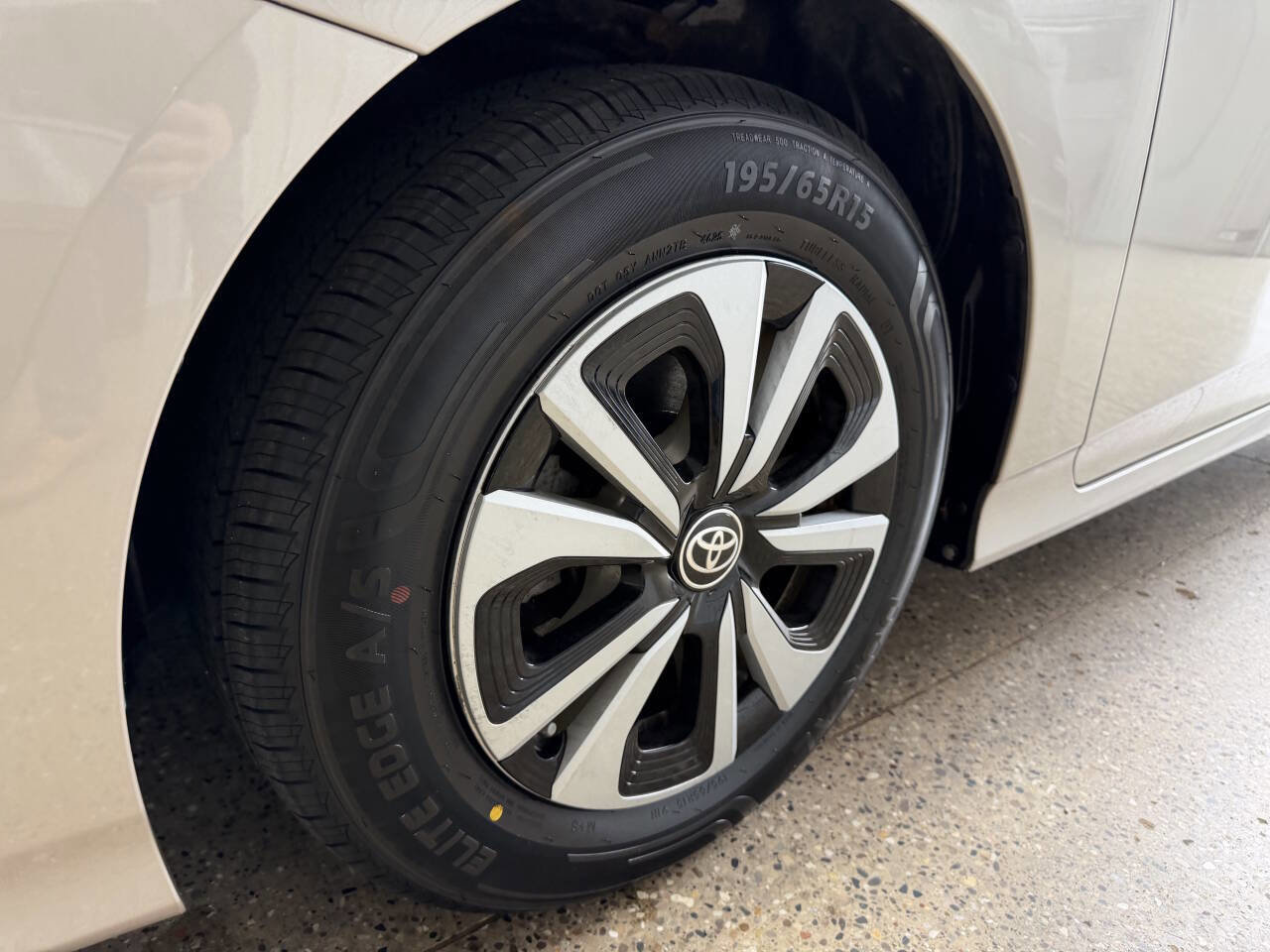 Used 2017 Toyota Prius Prime Plus image 7