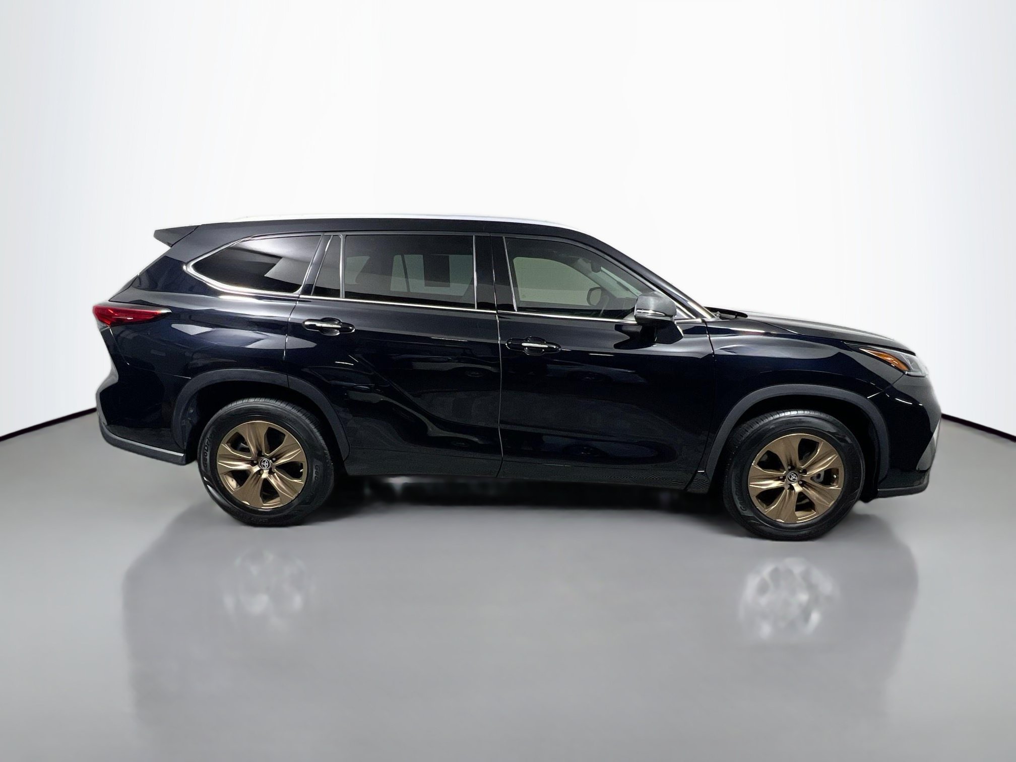 Used 2022 Toyota Highlander Bronze Edition FWD image 3