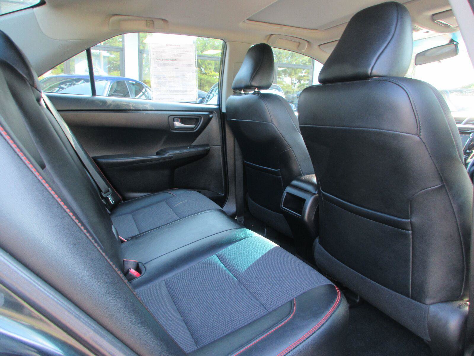 Used 2016 Toyota Camry SE w/ Moonroof Package FWD image 16