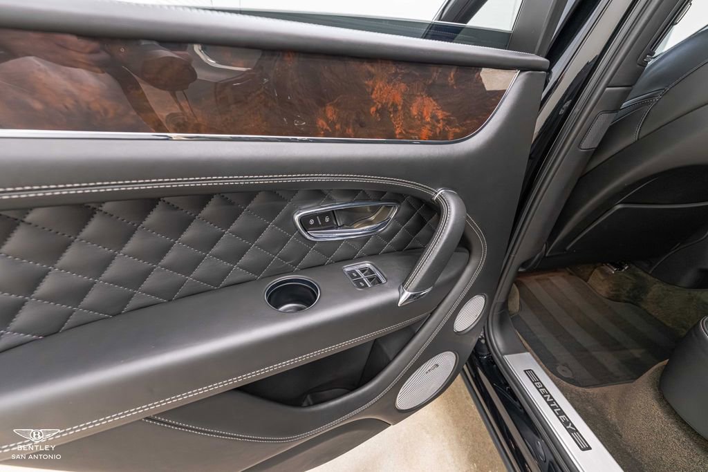 Used 2017 Bentley Bentayga AWD/4WD image 39