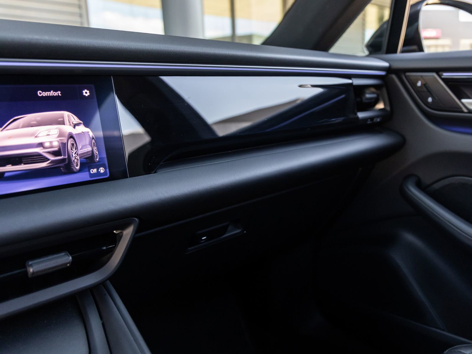 Certified 2025 Porsche Macan Electric image 27