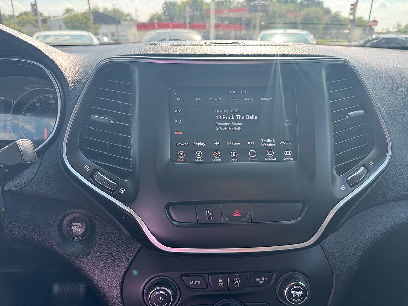 Used 2020 Jeep Cherokee Latitude Plus AWD/4WD image 11