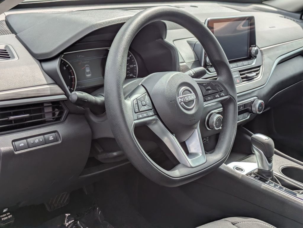 Used 2025 Nissan Altima 2.5 SV FWD image 14