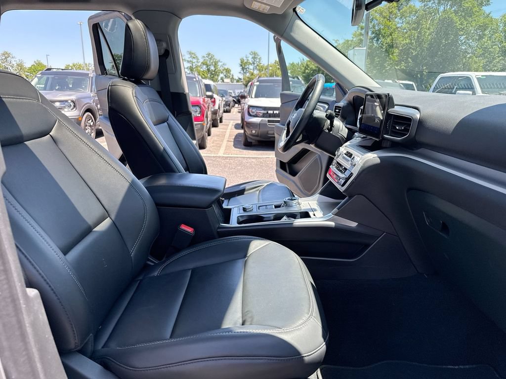 Used 2024 Ford Explorer XLT w/ Equipment Group 202A AWD/4WD image 22