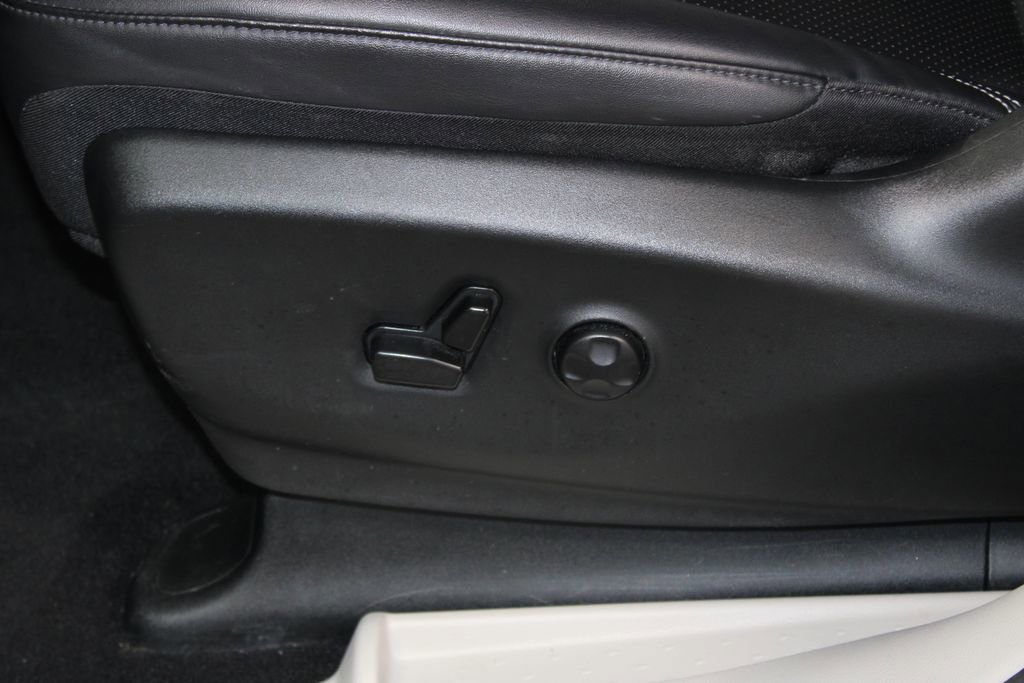 Used 2024 Chrysler Pacifica Touring-L image 20