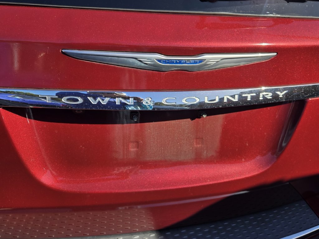 Used 2015 Chrysler Town & Country Touring FWD image 9