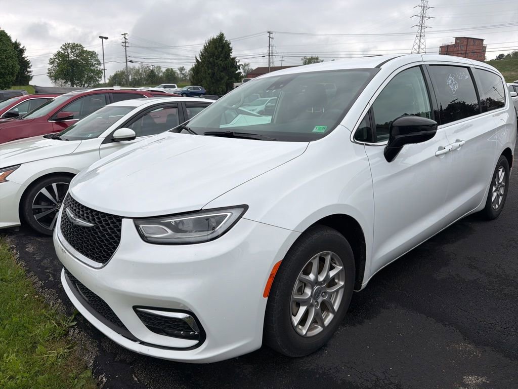 Used 2024 Chrysler Pacifica Touring-L FWD image 9