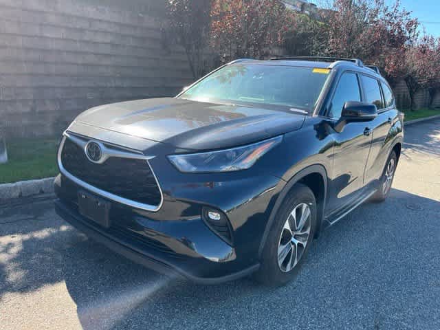 Used 2024 Toyota Highlander XLE AWD/4WD image 1