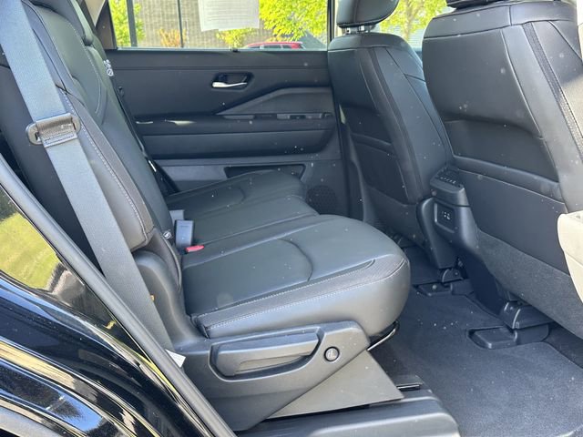 Certified 2025 Nissan Pathfinder SL w/ Black Appearance Package image 16