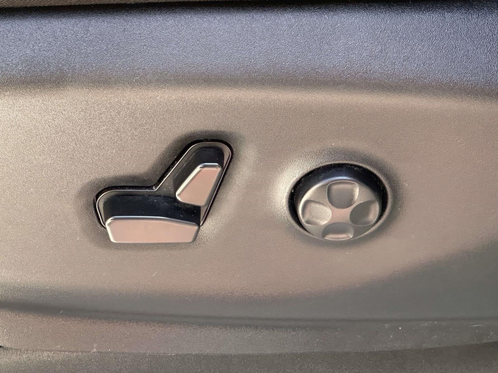 Used 2024 Chrysler Pacifica Touring-L FWD image 14
