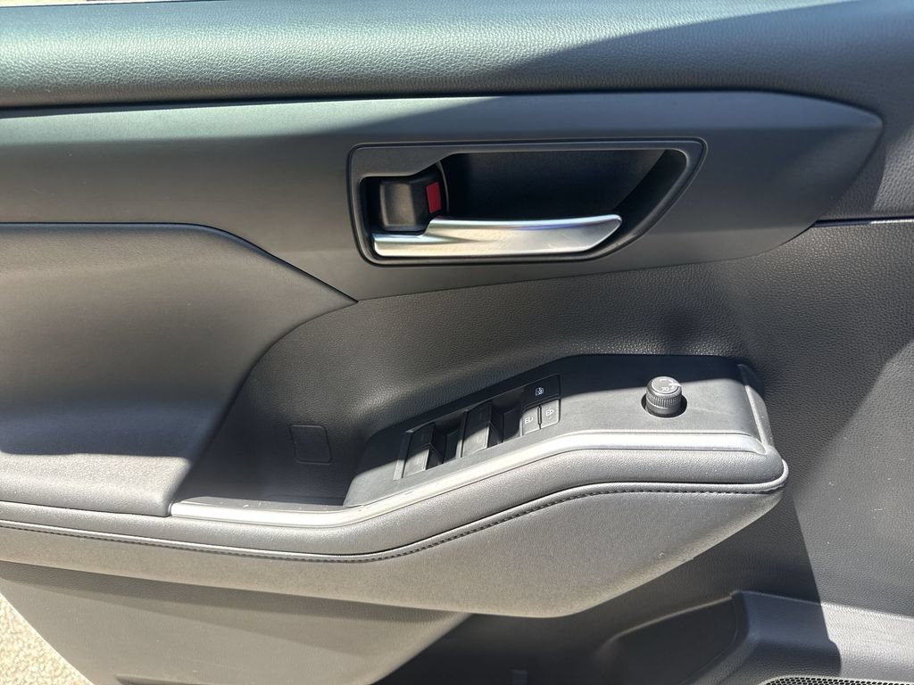 Used 2021 Toyota Highlander XLE AWD/4WD image 15