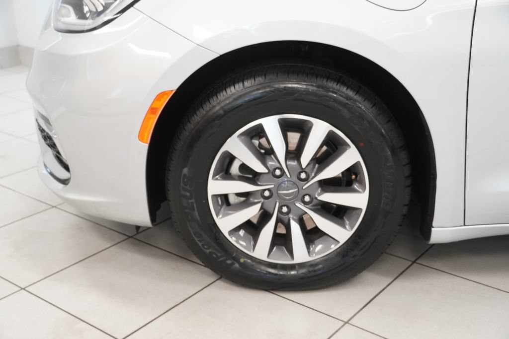Used 2024 Chrysler Pacifica Limited FWD image 17