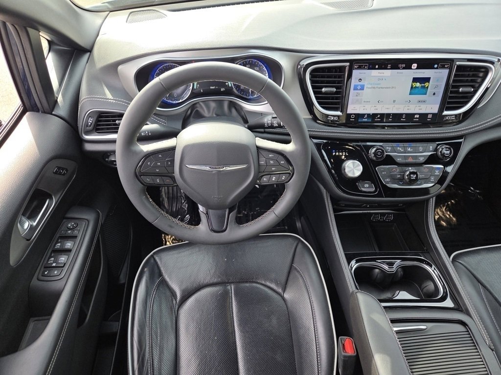 Used 2023 Chrysler Pacifica Limited w/ Uconnect Theater Family Group image 4