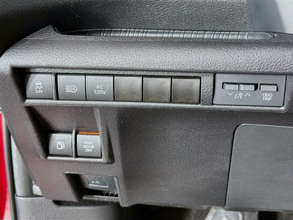 Used 2025 Toyota Sienna XSE w/ XSE Plus Package AWD/4WD image 15