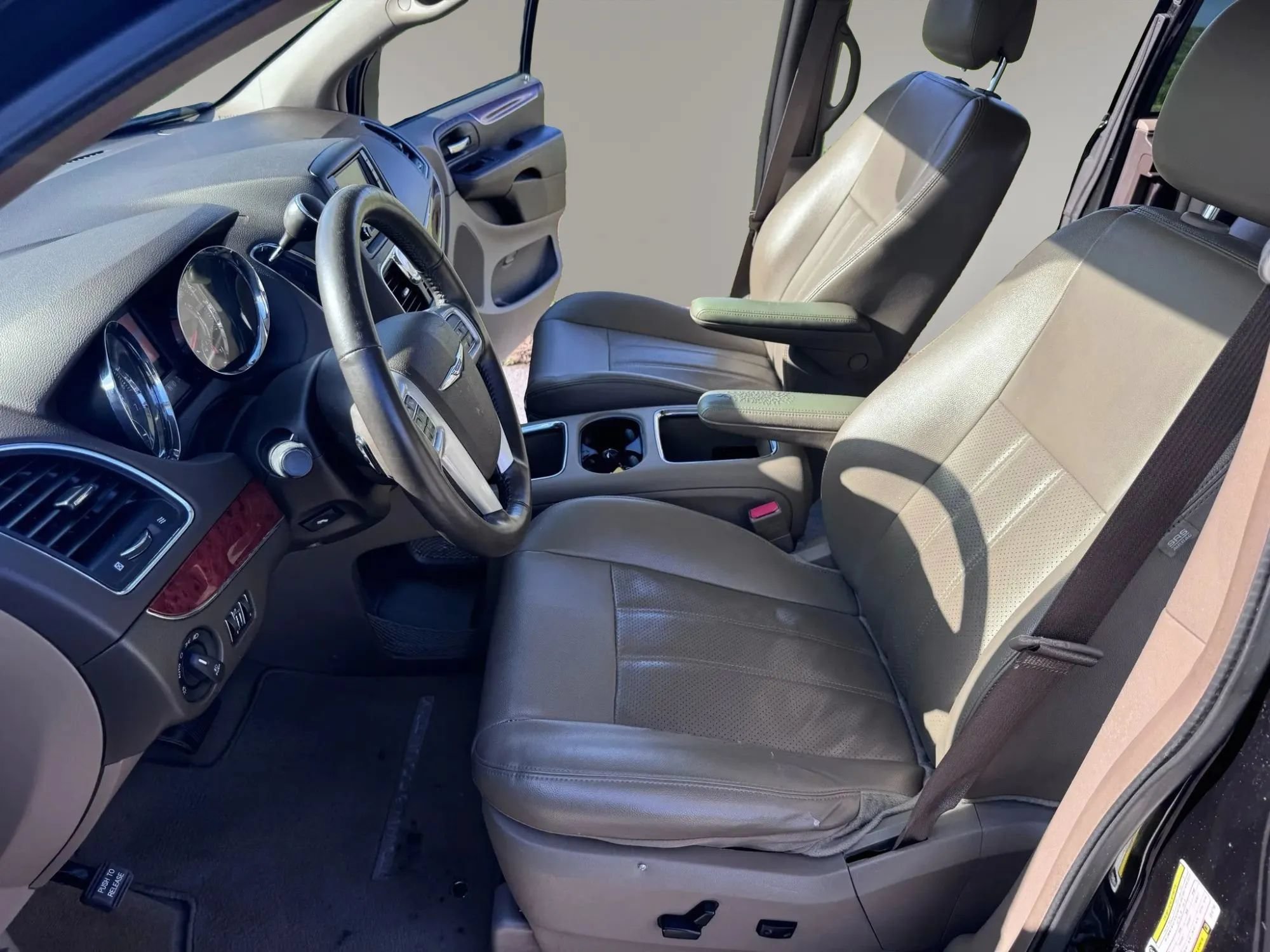 Used 2014 Chrysler Town & Country Touring-L w/ Driver Convenience Group FWD image 13