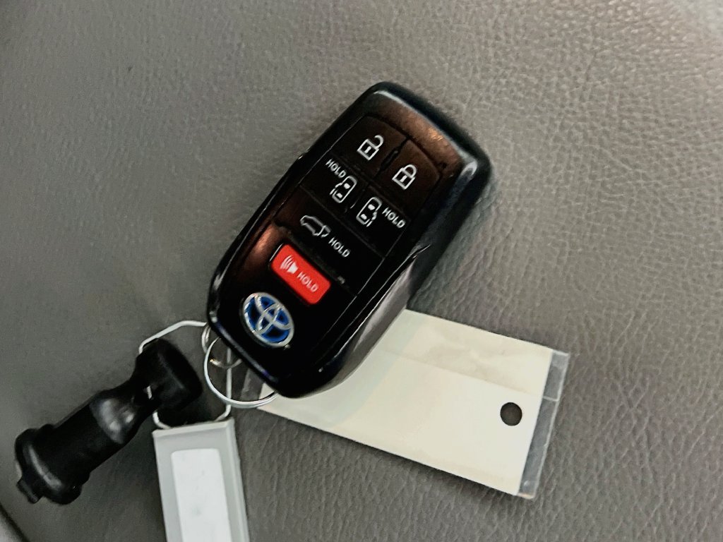 Used 2025 Toyota Sienna XLE FWD image 33
