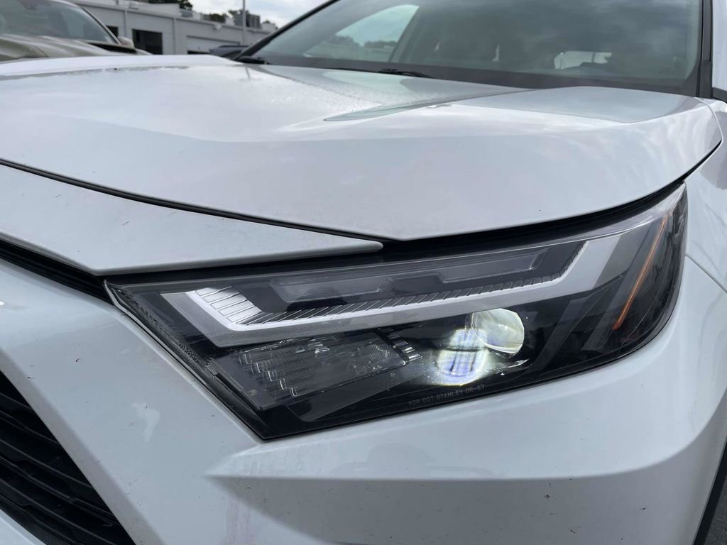Used 2022 Toyota RAV4 XLE AWD/4WD image 8