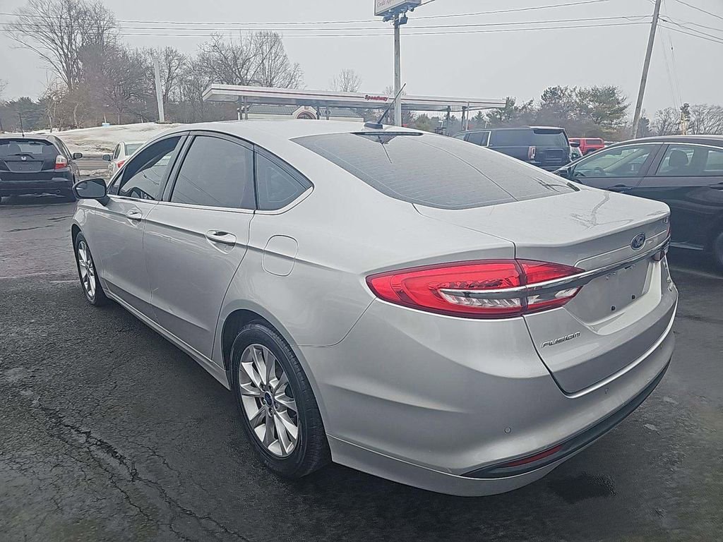 Used 2017 Ford Fusion SE w/ Fusion SE Technology Package image 4