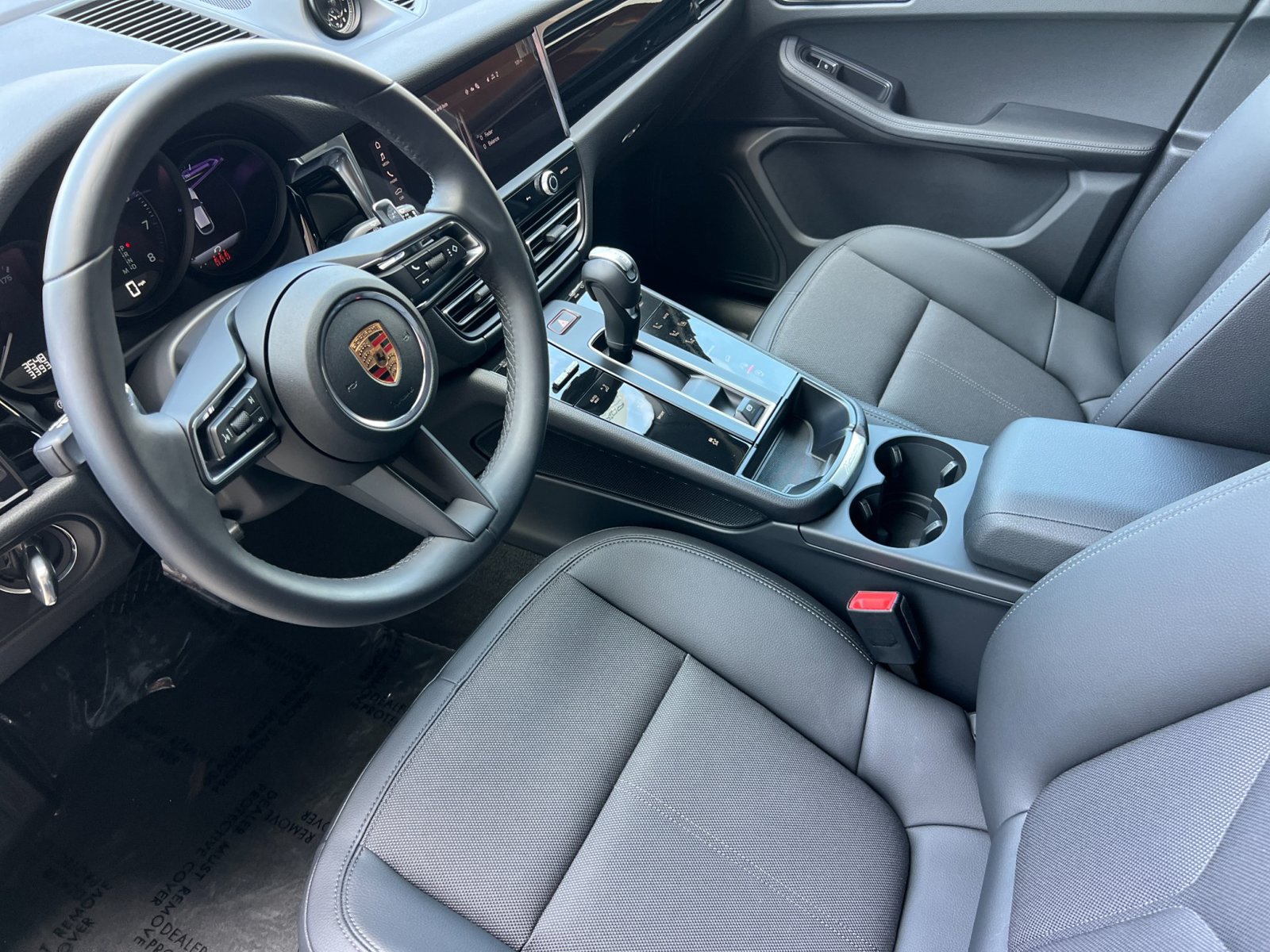 Certified 2026 Porsche Macan AWD/4WD image 4