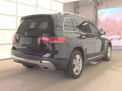 Used 2021 Mercedes-Benz GLB 250 4MATIC w/ Premium Package image 3