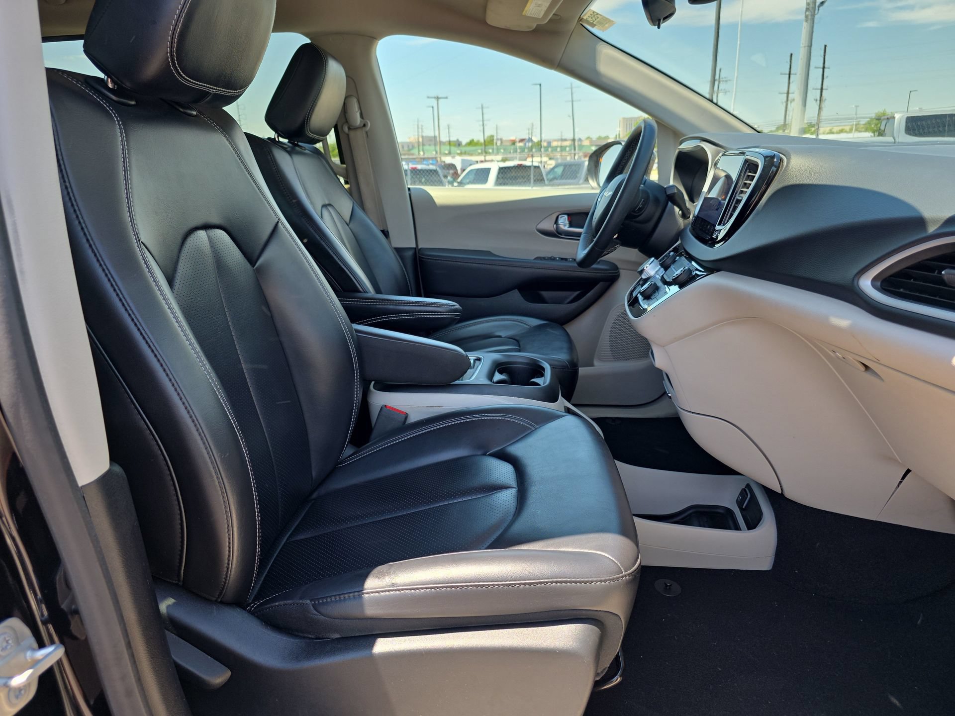 Used 2023 Chrysler Pacifica Touring-L FWD image 16