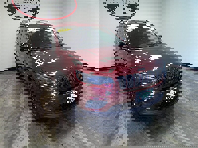 Used 2019 Jeep Cherokee Latitude Plus w/ Cold Weather Group image 1