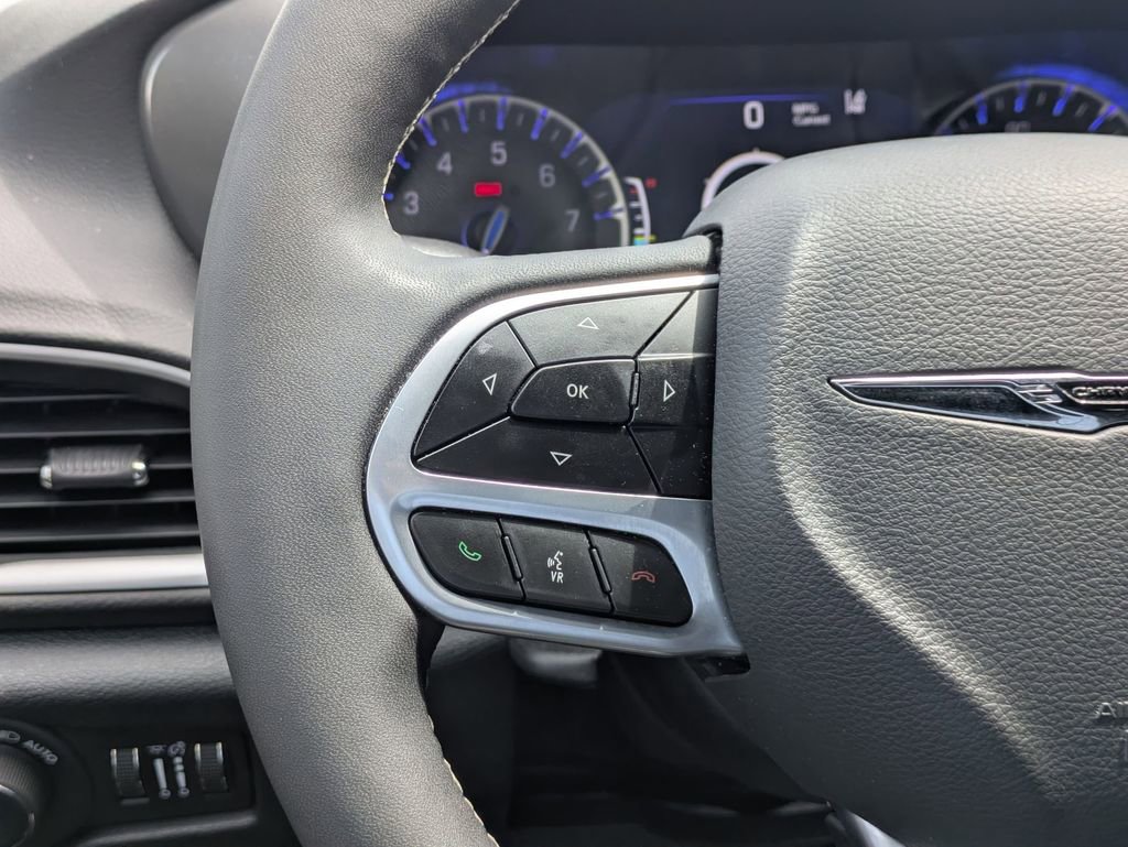 Used 2025 Chrysler Pacifica Select image 22