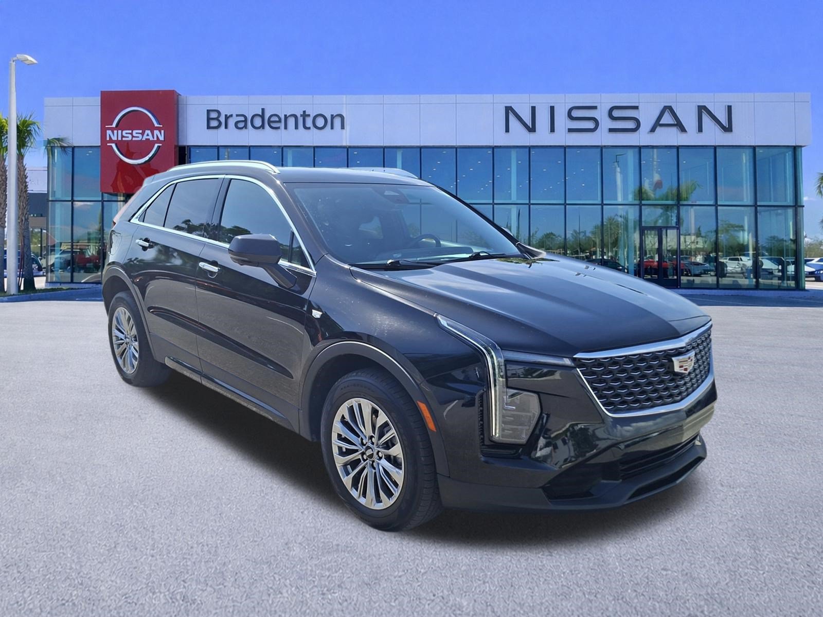 Used 2025 Cadillac XT4 Premium Luxury FWD image 3