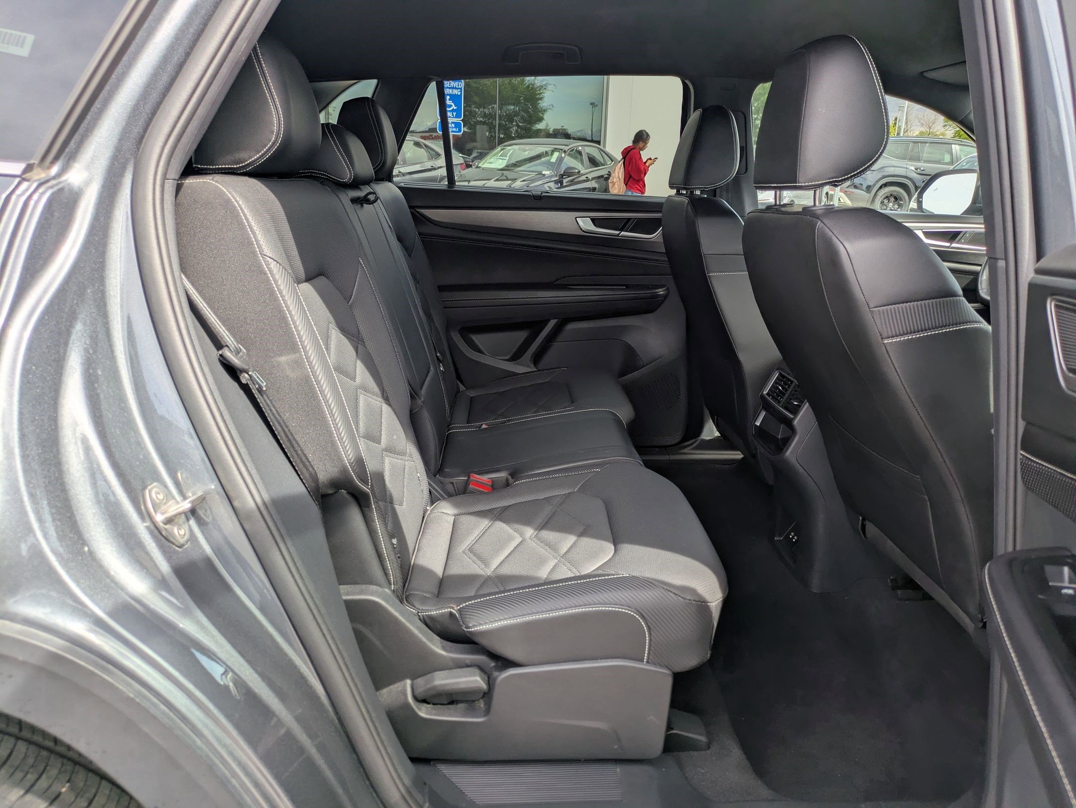 Used 2025 Volkswagen Atlas Cross Sport SE image 32