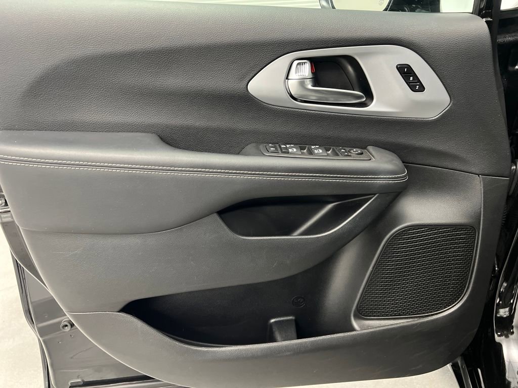 Used 2025 Chrysler Pacifica Limited image 11