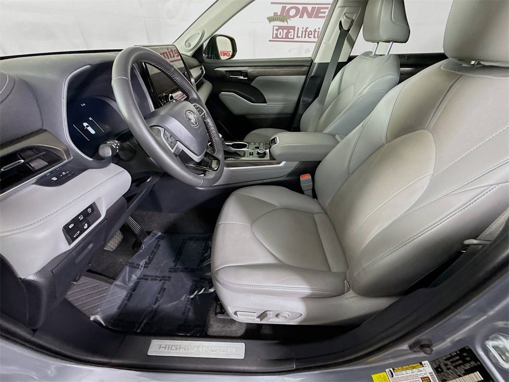 Used 2023 Toyota Highlander Limited image 24