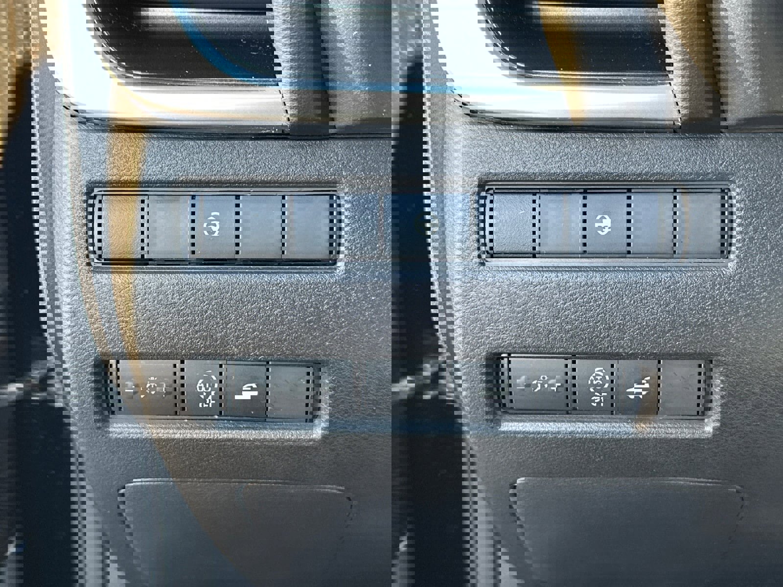 Used 2024 Nissan Rogue SV image 32