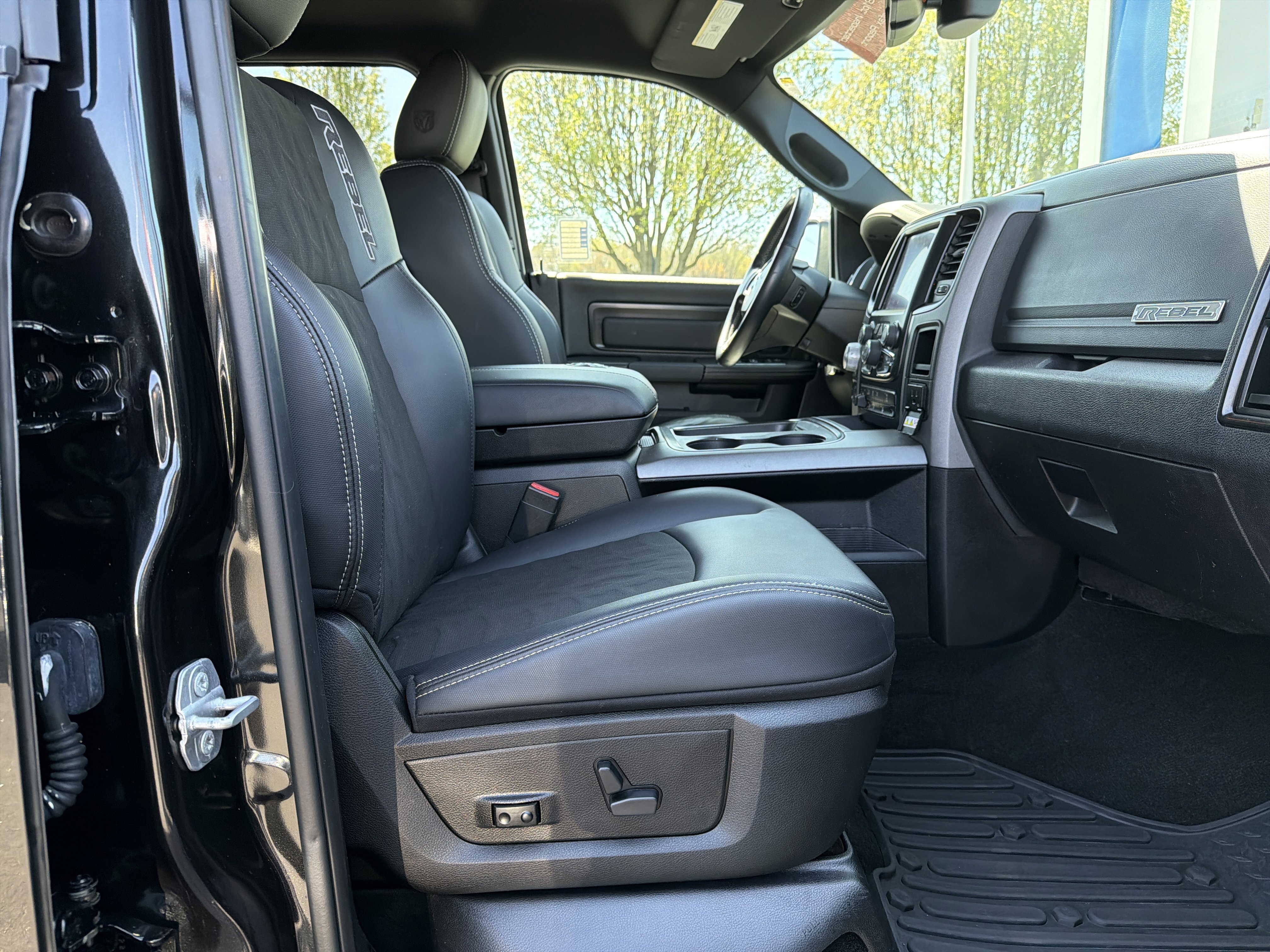 Used 2018 RAM 1500 Rebel w/ Luxury Group image 31
