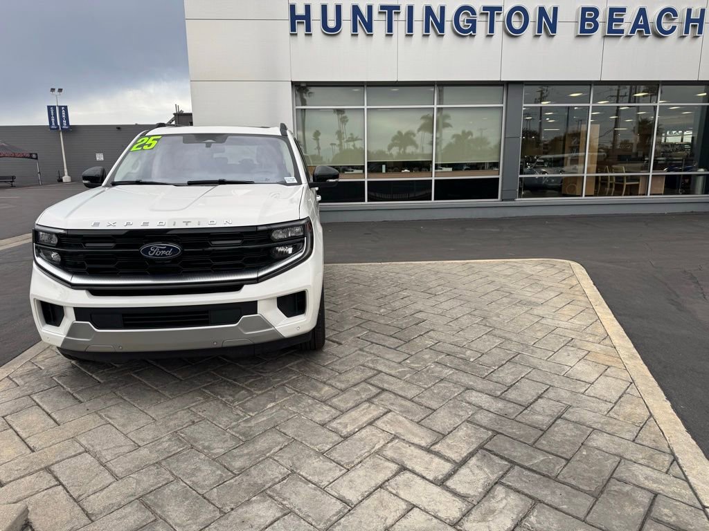 Used 2025 Ford Expedition Platinum w/ Platinum Ultimate Package AWD/4WD image 34