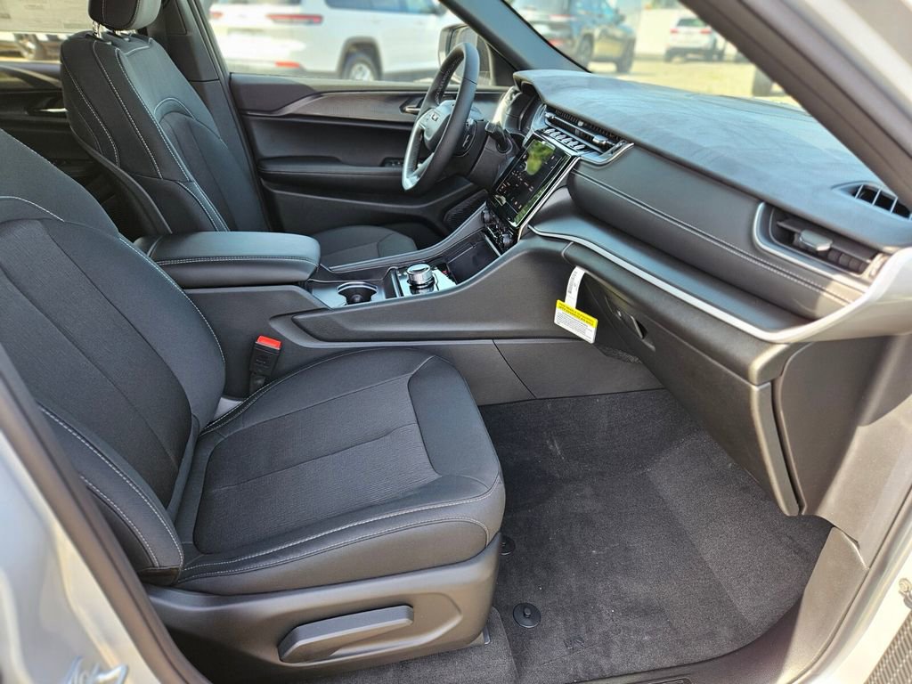 New 2025 Jeep Grand Cherokee Laredo X w/ Luxury Tech Group I image 11