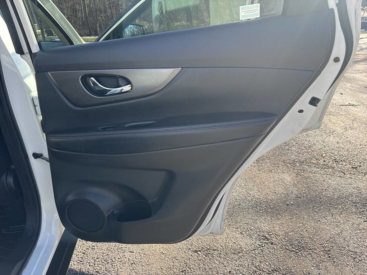 Used 2015 Nissan Rogue SV w/ SV Moonroof Package image 24