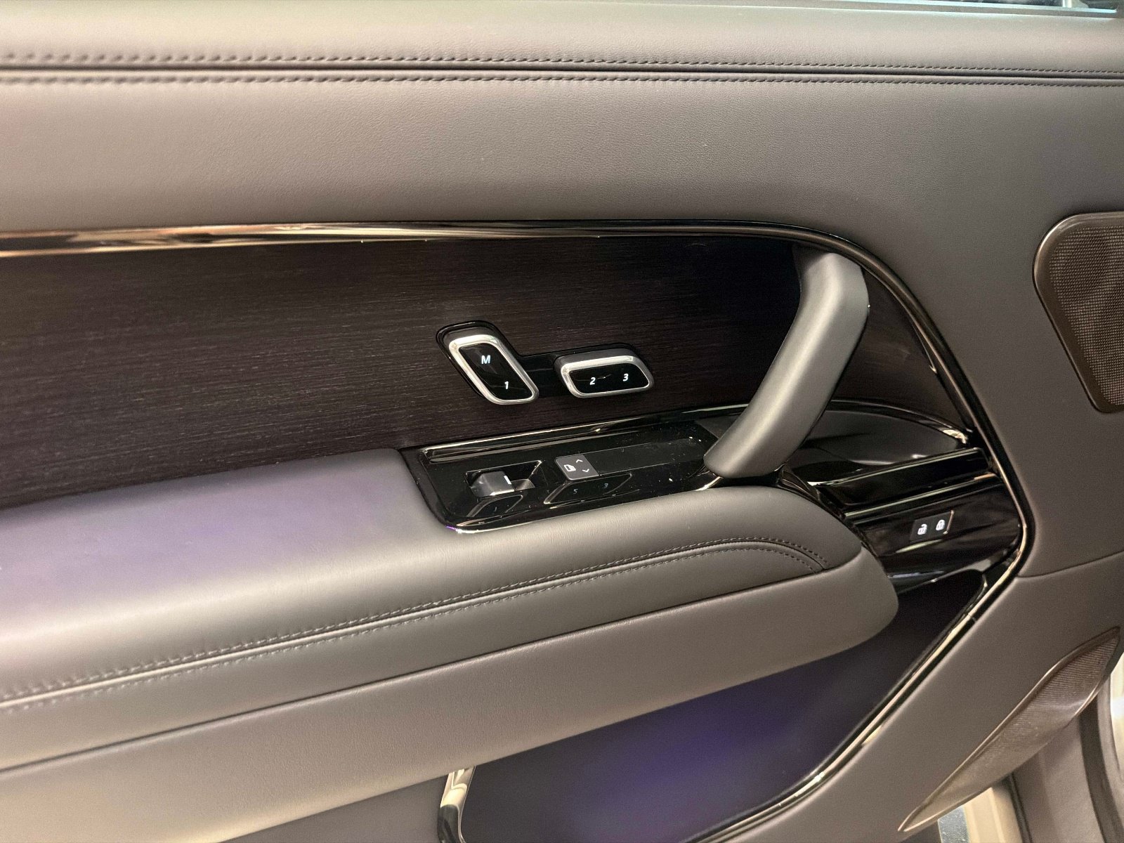 New 2026 Land Rover Range Rover SV AWD/4WD image 14