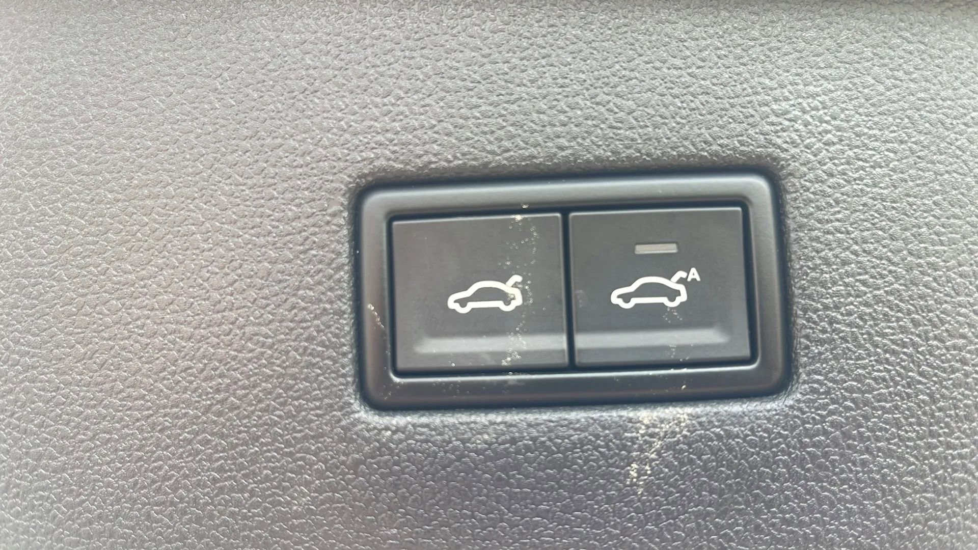 Used 2019 Volkswagen Tiguan SEL Premium image 34