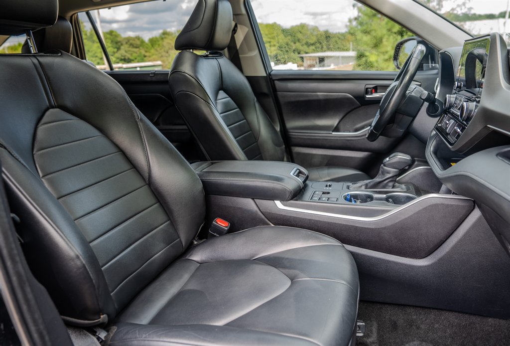 Used 2023 Toyota Highlander XLE FWD image 32